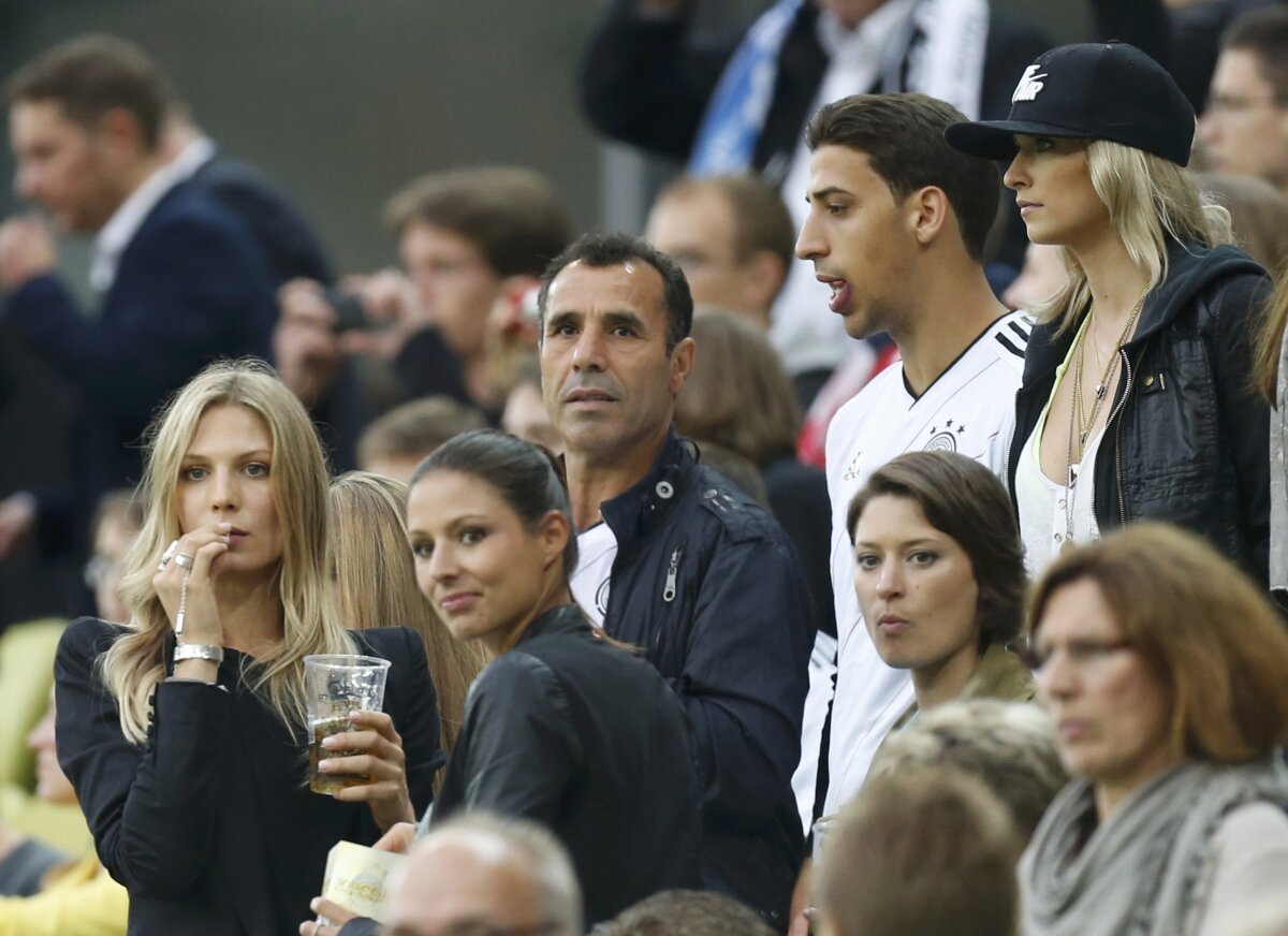 FOTO Federaţia germană i-a interzis iubitei lui Khedira să mai umble în ţinute sexy :S