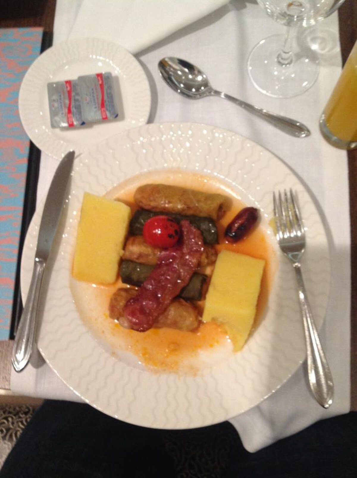 Renan a mîncat sărmăluţe » Soţia îl compătimeşte: "Data viitoare să-ţi iei nişte fasole şi orez la tine!" :D