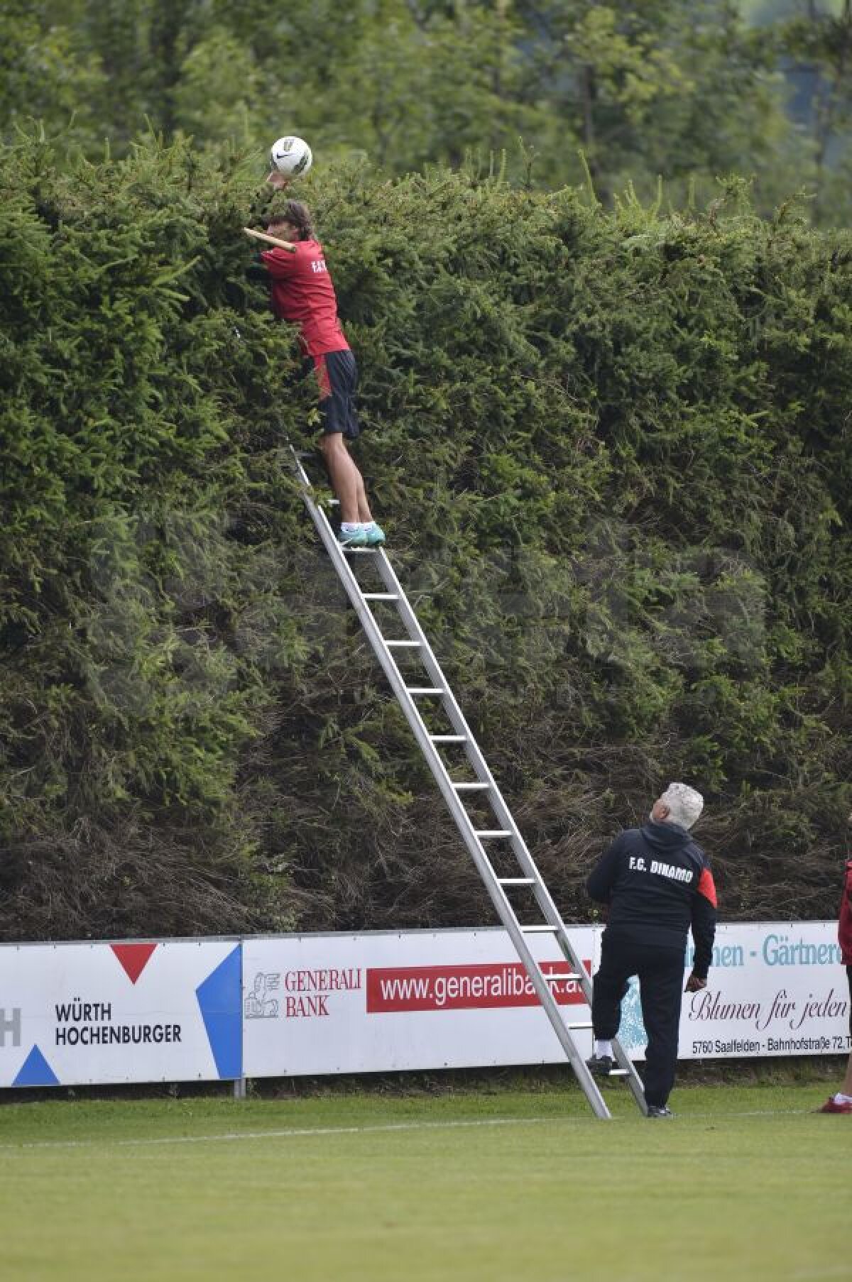 FOTO Distracţie cu amatori » Dinamo s-a jucat cu USK Anif