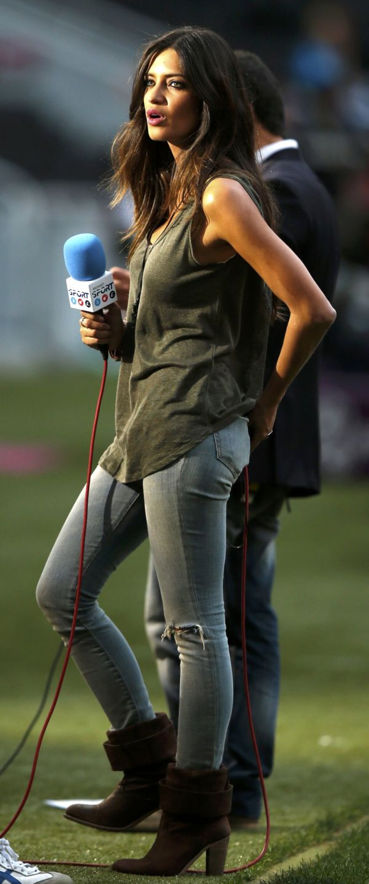 FOTO Me gusta Euro e futebol » Fiesta latină cu cele mai frumoase fane ale lui Xavi şi Ronaldo