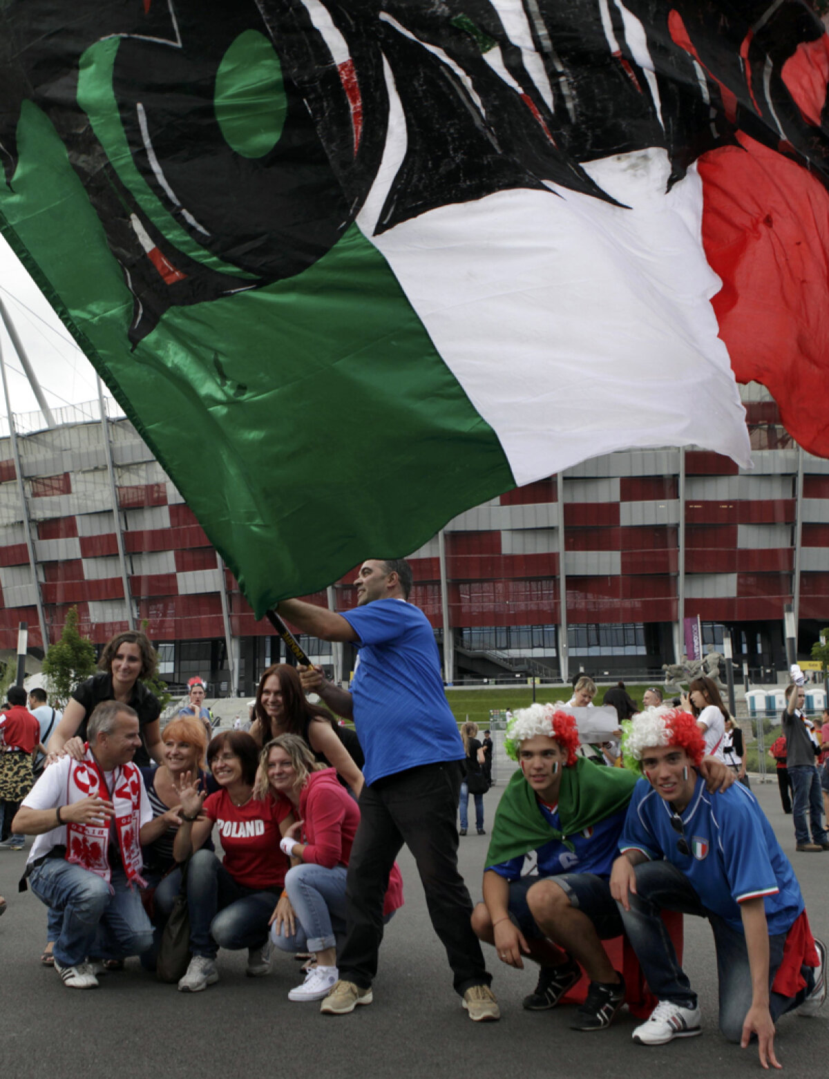 FOTO Ultima sărbătoare » Varşovia s-a despărţit aseară de Euro, asaltată de peste 20.000 de nemţi