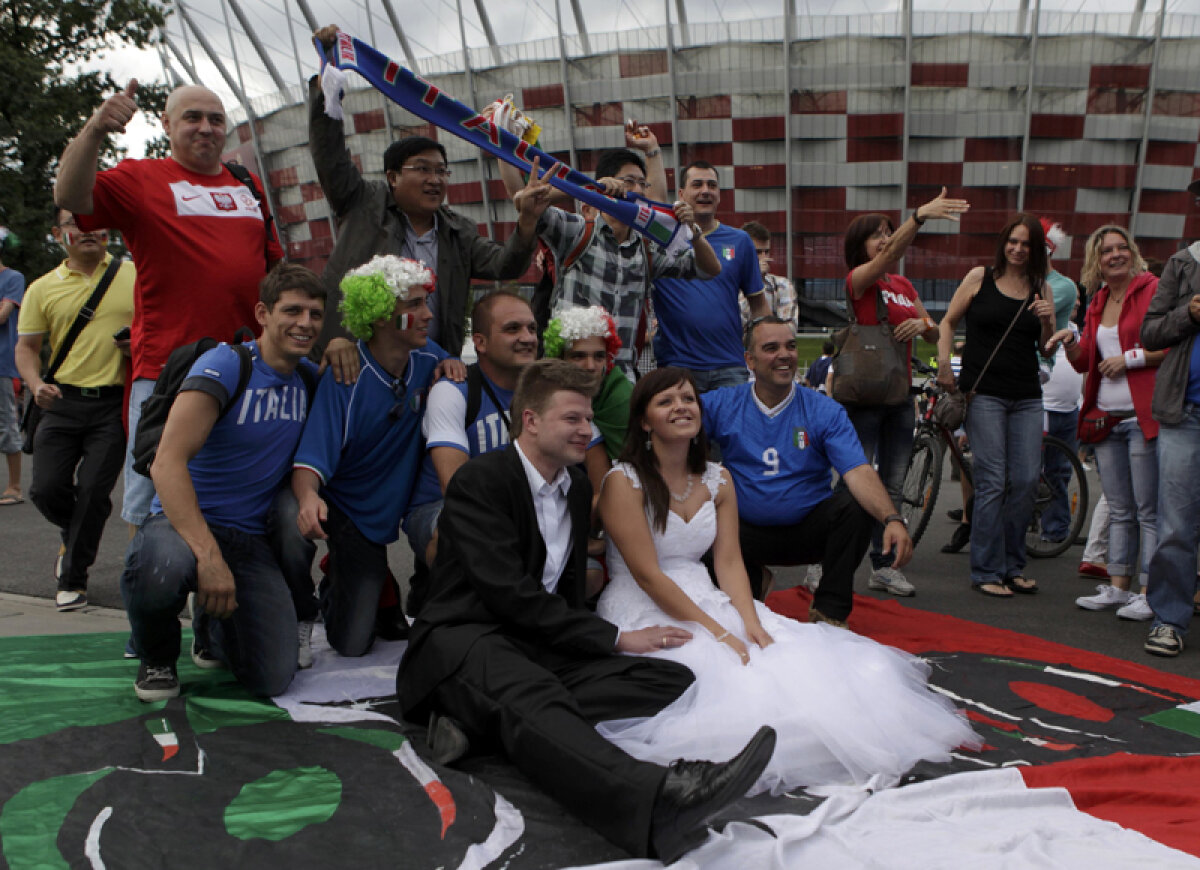 FOTO Ultima sărbătoare » Varşovia s-a despărţit aseară de Euro, asaltată de peste 20.000 de nemţi