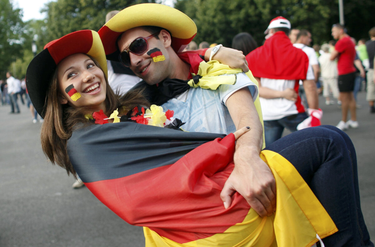 FOTO Ultima sărbătoare » Varşovia s-a despărţit aseară de Euro, asaltată de peste 20.000 de nemţi