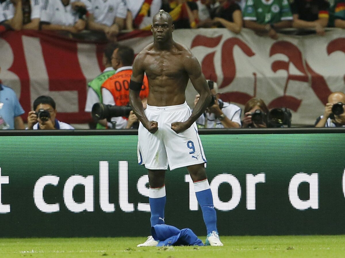 VIDEO ŞI FOTO  Italia bate Germania cu 2-1 şi joacă duminică finala cu Spania. Balotelli a făcut ”dubla”