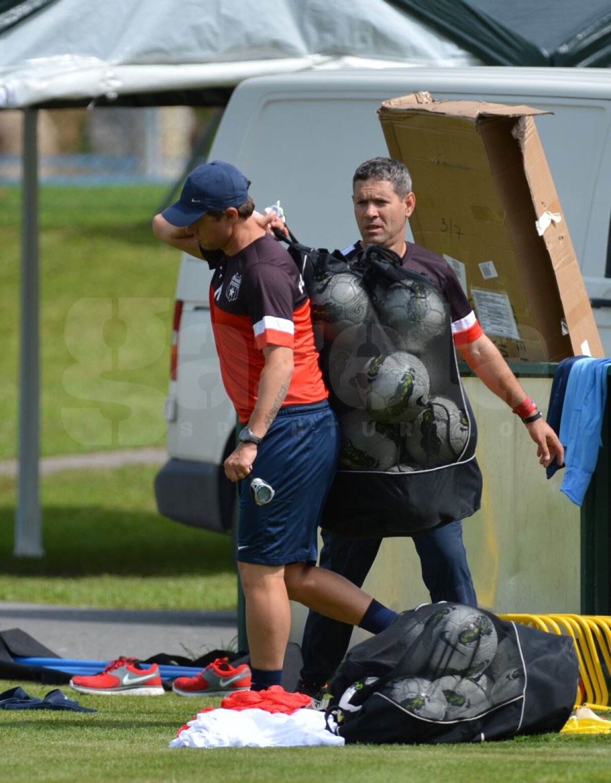 FOTO "Moş" Reghe » Antrenorul Stelei ia pe proprii umeri responsabilitatea echipei :D