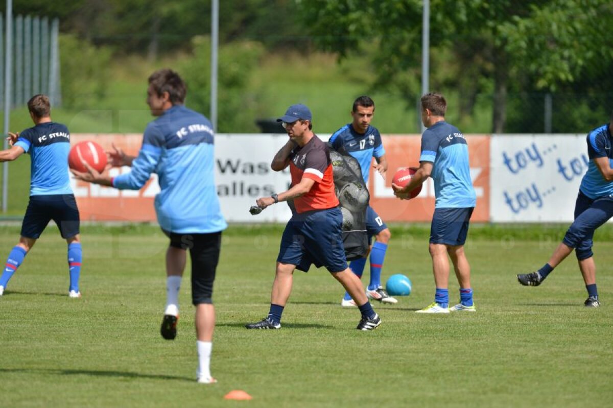 FOTO "Moş" Reghe » Antrenorul Stelei ia pe proprii umeri responsabilitatea echipei :D