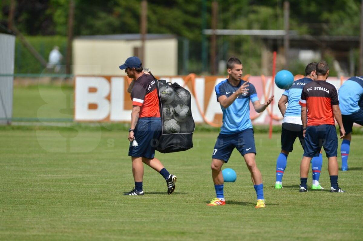 FOTO "Moş" Reghe » Antrenorul Stelei ia pe proprii umeri responsabilitatea echipei :D