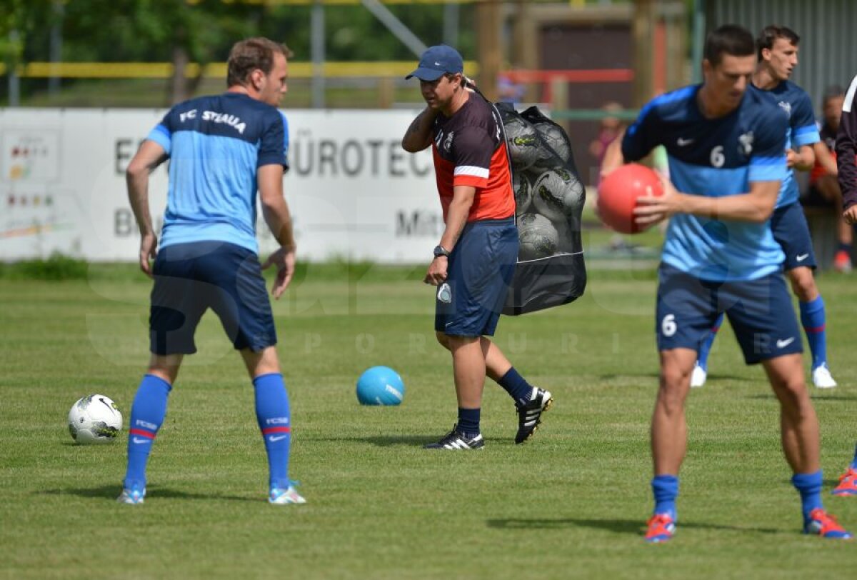 FOTO "Moş" Reghe » Antrenorul Stelei ia pe proprii umeri responsabilitatea echipei :D