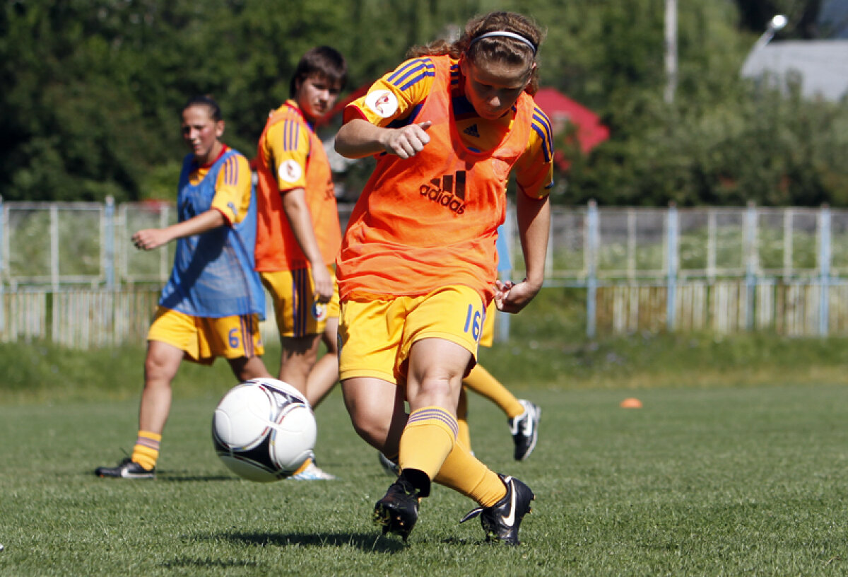 FOTO Fetiţele Powerpuff » Selecţionata de junioare U19 a României atacă o medalie la Euro 2012 din Antalya