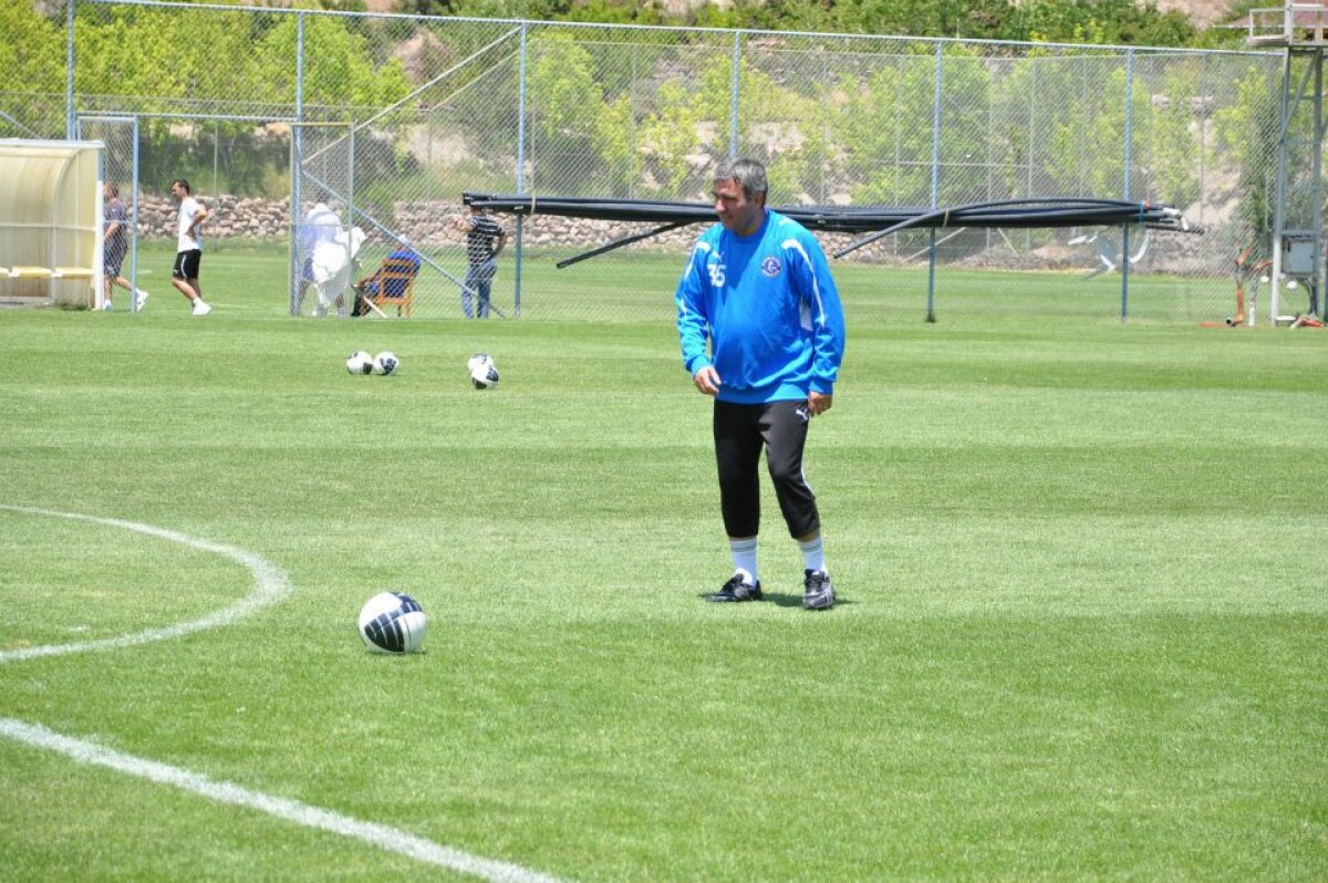 FOTO "Regele" s-a întors pe gazon » Hagi îi pregăteşte pe tinerii Viitorului să dea piept cu Steaua sau Dinamo
