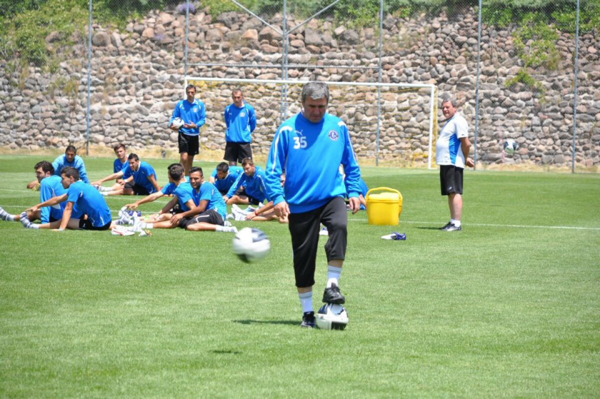 FOTO "Regele" s-a întors pe gazon » Hagi îi pregăteşte pe tinerii Viitorului să dea piept cu Steaua sau Dinamo