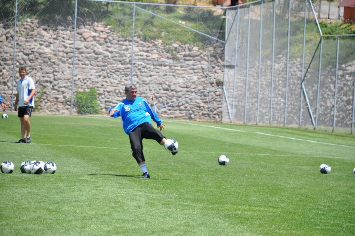 FOTO "Regele" s-a întors pe gazon » Hagi îi pregăteşte pe tinerii Viitorului să dea piept cu Steaua sau Dinamo