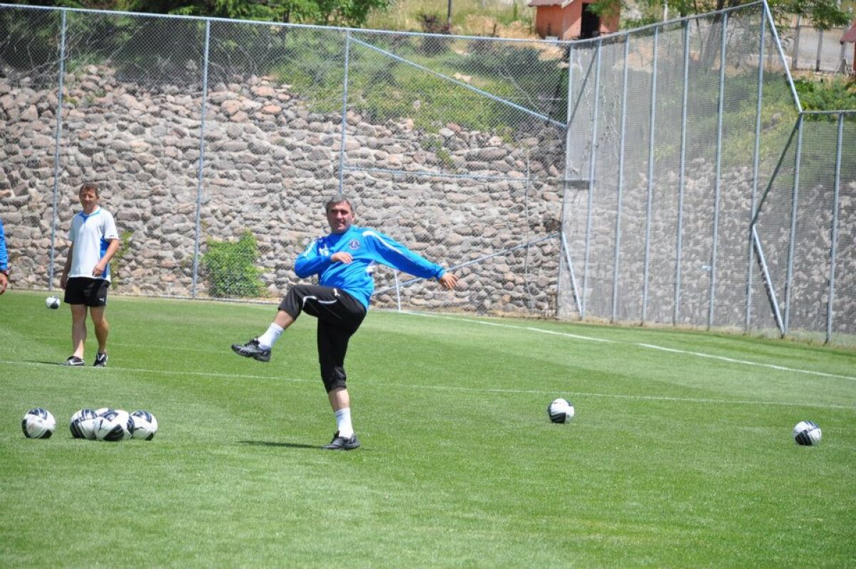 FOTO "Regele" s-a întors pe gazon » Hagi îi pregăteşte pe tinerii Viitorului să dea piept cu Steaua sau Dinamo