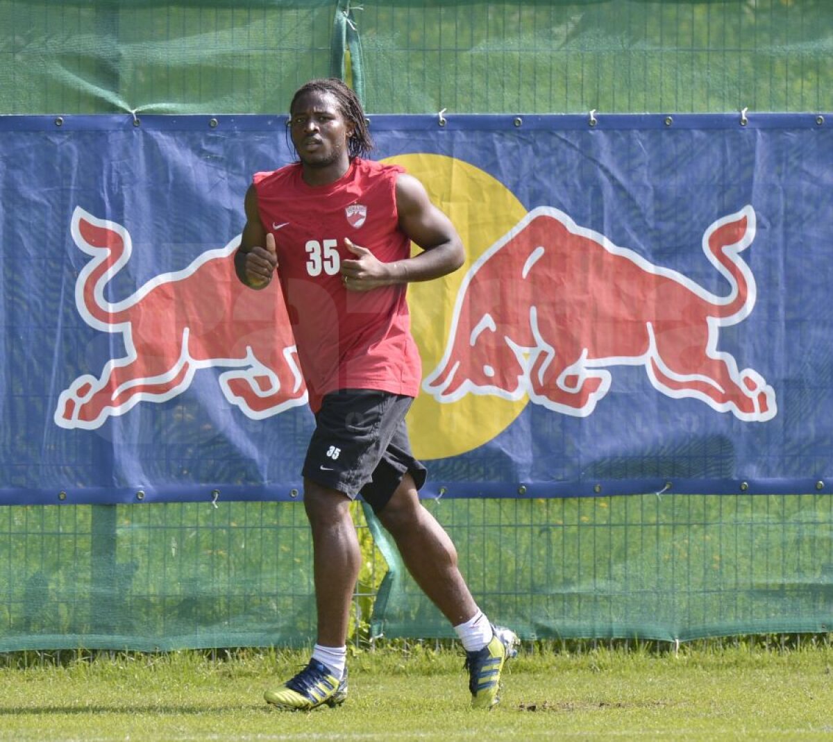 FOTO Dinamo vă prezintă noul fundaş stînga » "Pulhac cu muşchi" :)