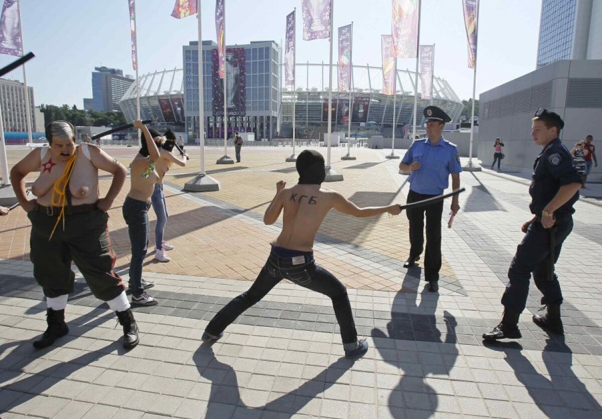 FOTO Protest topless înaintea finalei dintre Spania şi Italia!