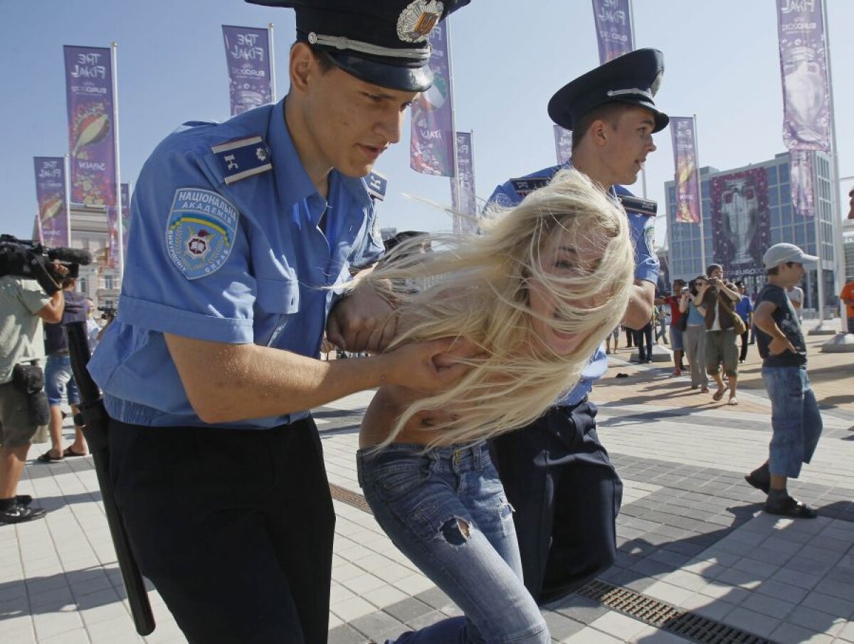 FOTO Protest topless înaintea finalei dintre Spania şi Italia!