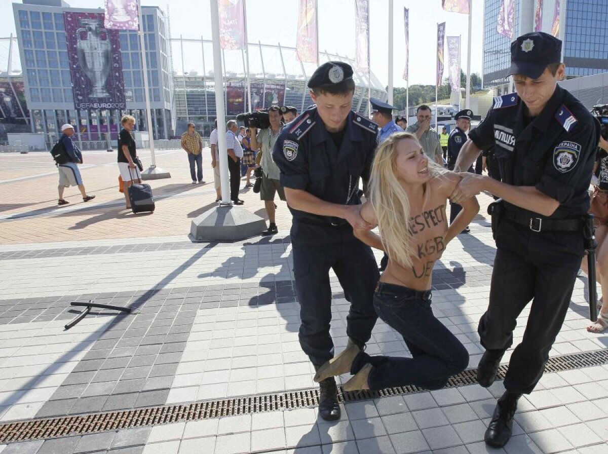 FOTO Protest topless înaintea finalei dintre Spania şi Italia!