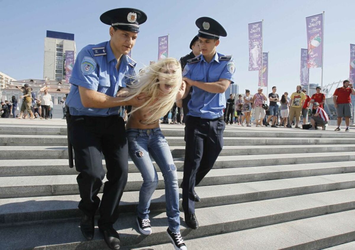 FOTO Protest topless înaintea finalei dintre Spania şi Italia!