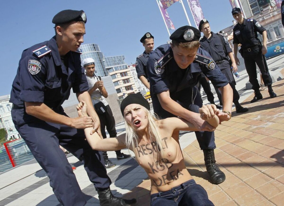 FOTO Protest topless înaintea finalei dintre Spania şi Italia!