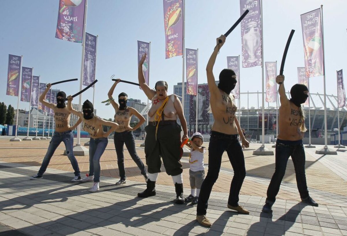 FOTO Protest topless înaintea finalei dintre Spania şi Italia!