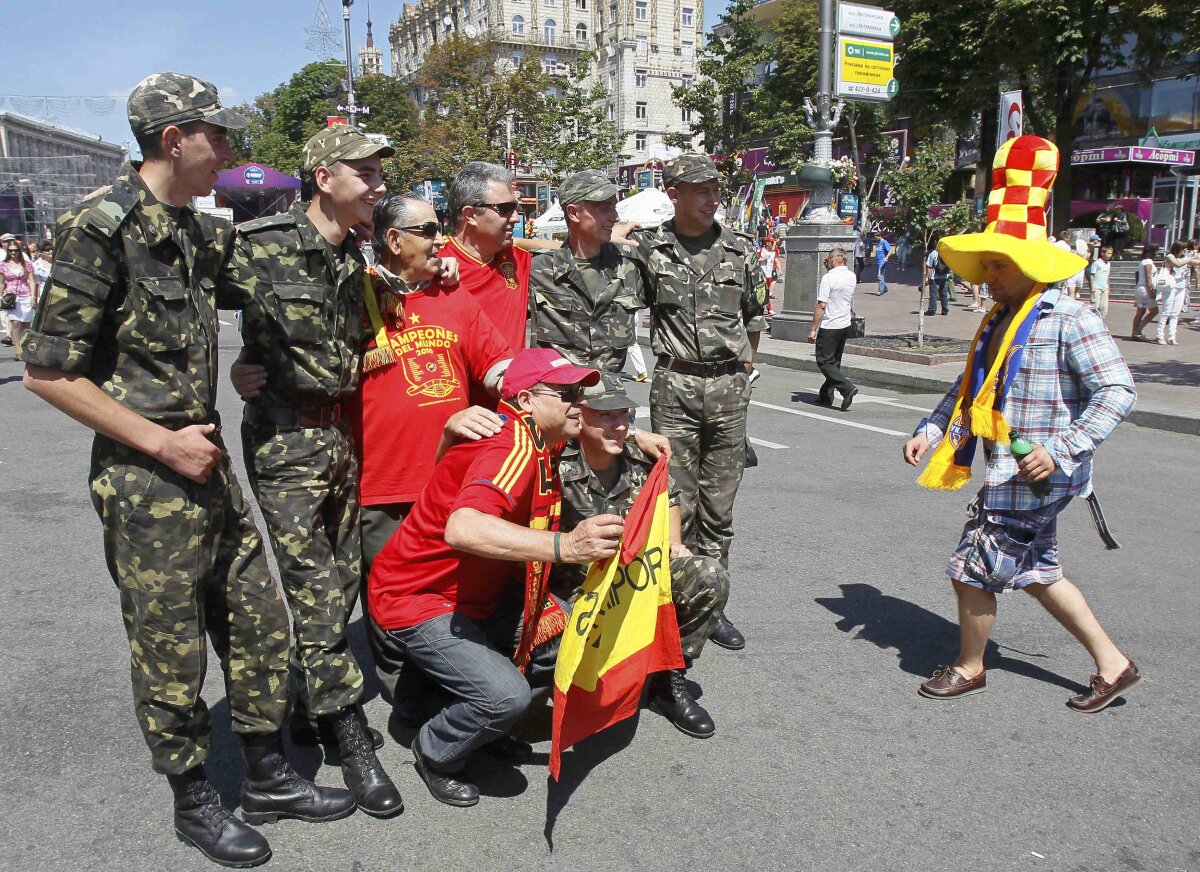 FOTO  Invazia roşie: fanii spanioli sînt de trei ori mai numeroşi decît italienii