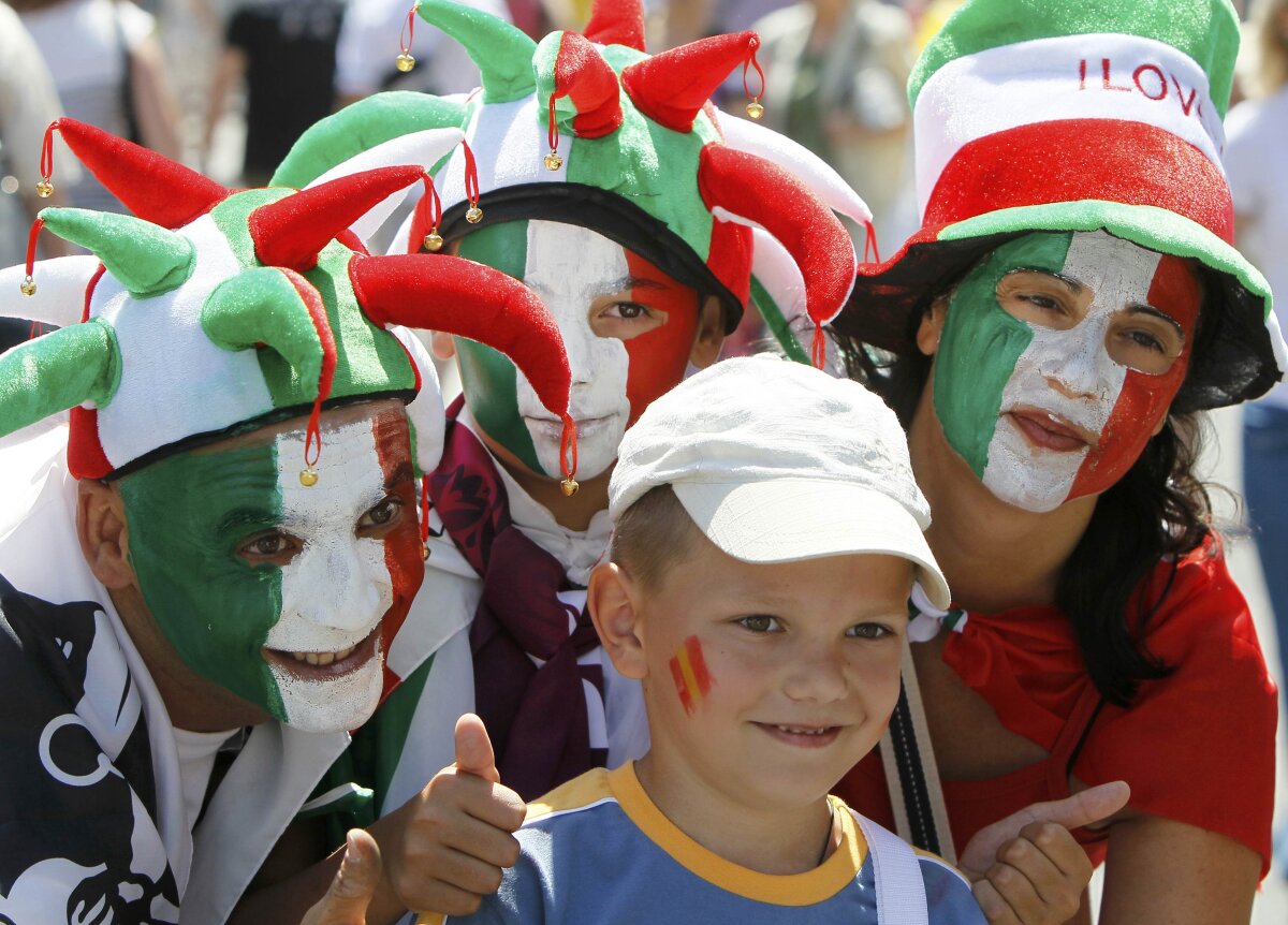 FOTO  Invazia roşie: fanii spanioli sînt de trei ori mai numeroşi decît italienii