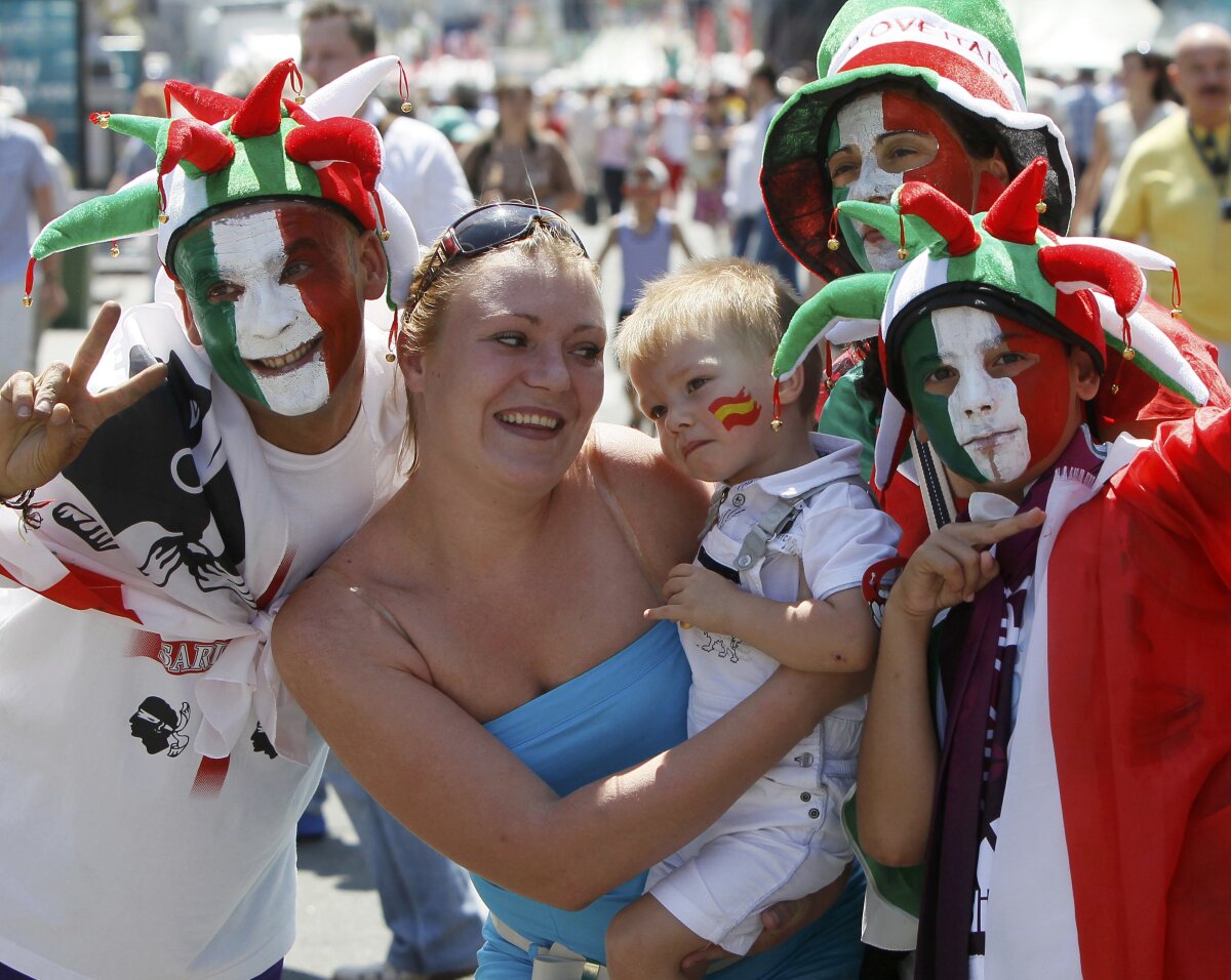 FOTO  Invazia roşie: fanii spanioli sînt de trei ori mai numeroşi decît italienii