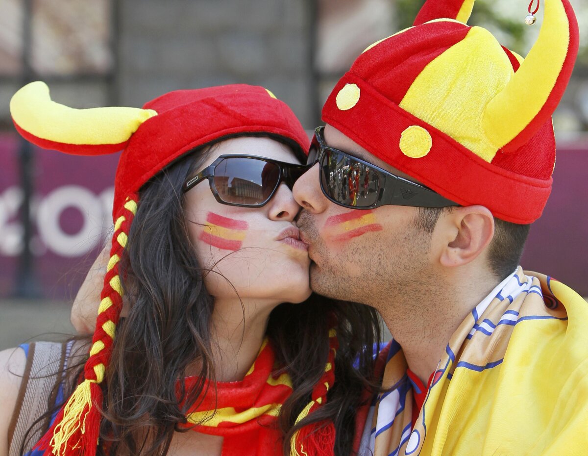 FOTO  Invazia roşie: fanii spanioli sînt de trei ori mai numeroşi decît italienii