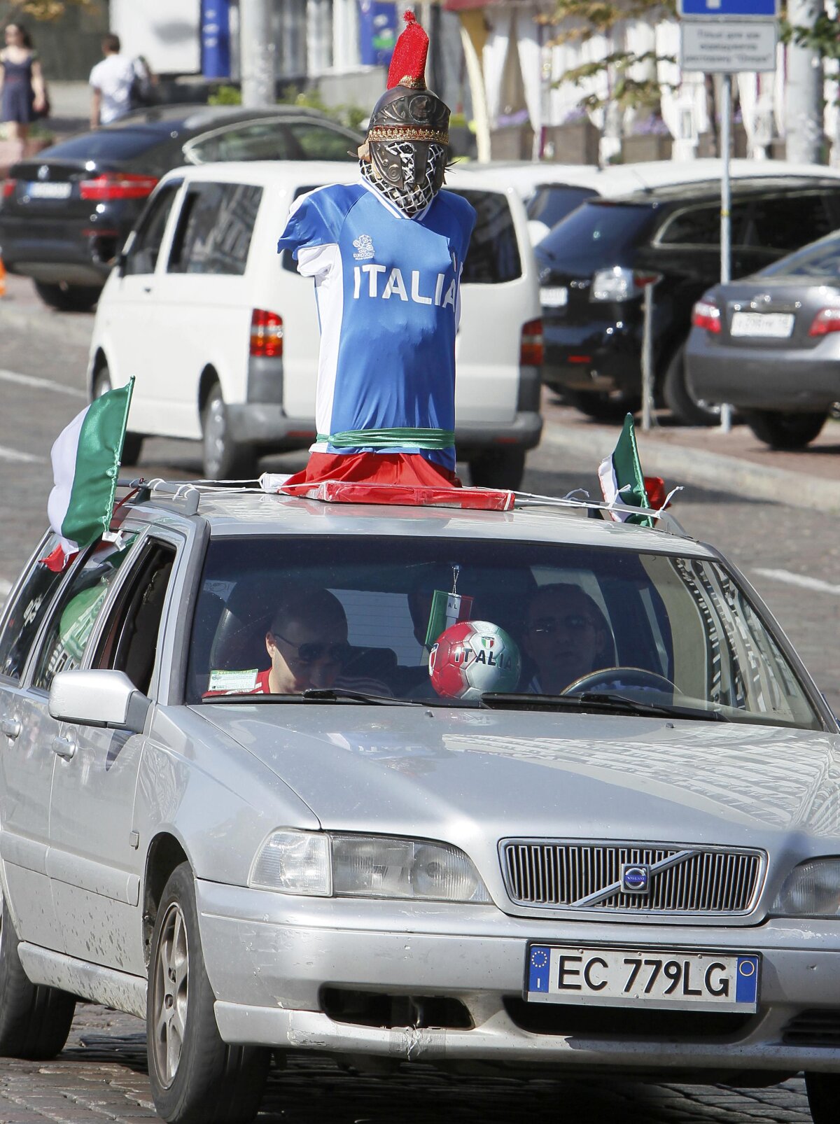 FOTO  Invazia roşie: fanii spanioli sînt de trei ori mai numeroşi decît italienii