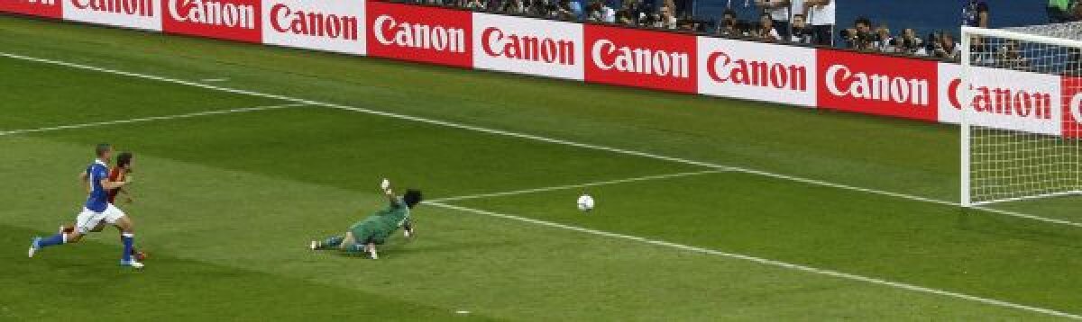 VIDEO + FOTO Spaniolii au fost cu golurile în prima repriză, italienii cu ratările