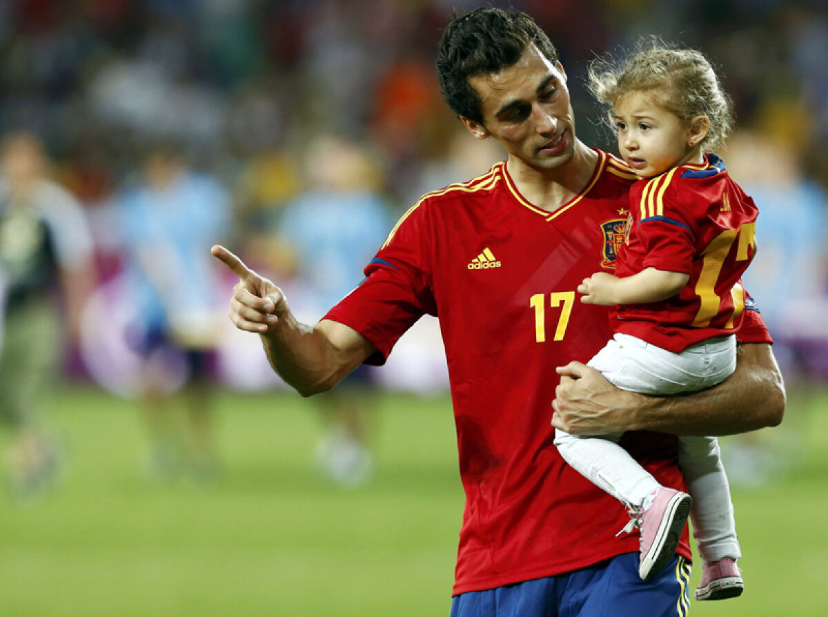 FOTO Grădiniţa regală » Spaniolii au sărbătorit pe teren, înconjuraţi de copii