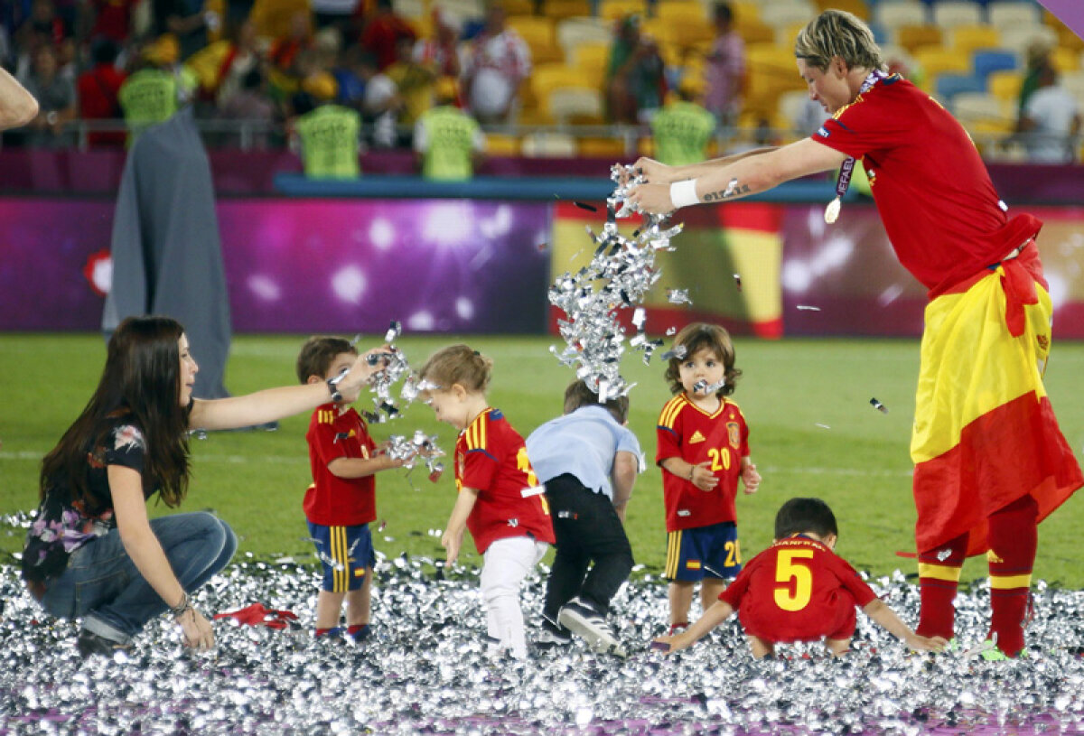 FOTO Grădiniţa regală » Spaniolii au sărbătorit pe teren, înconjuraţi de copii