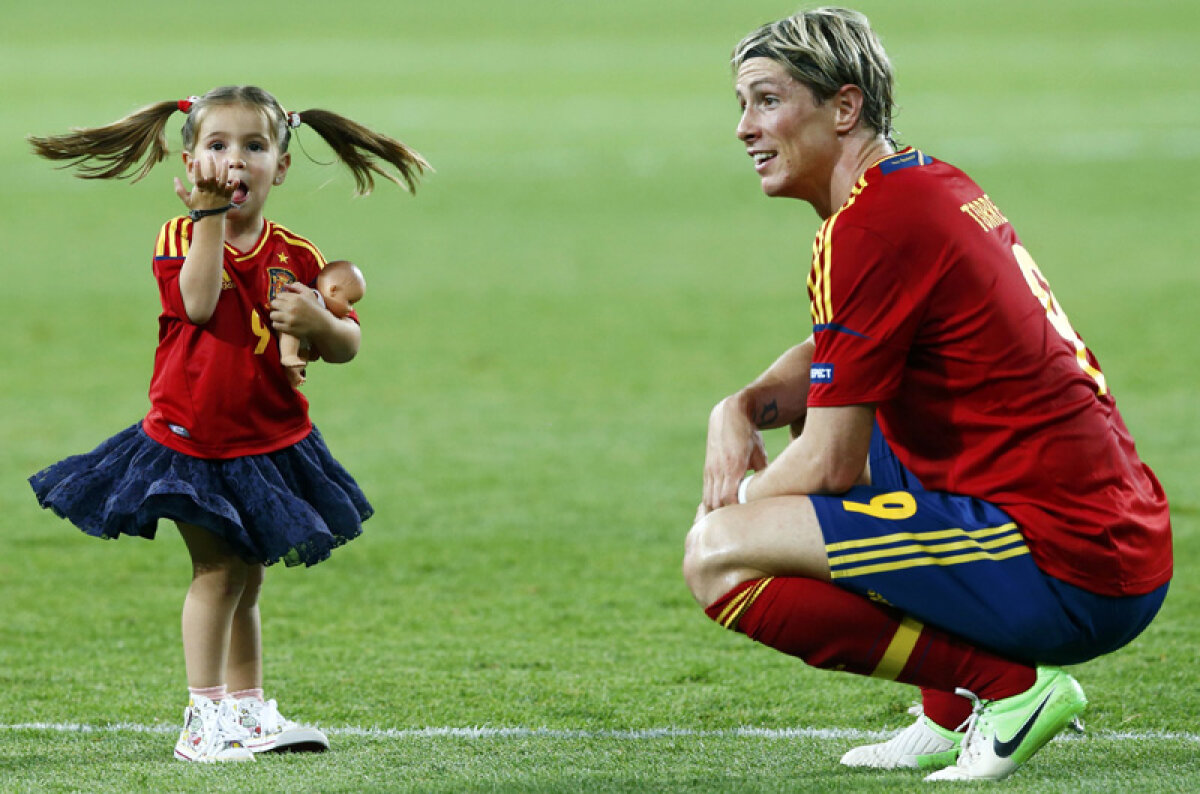 FOTO Grădiniţa regală » Spaniolii au sărbătorit pe teren, înconjuraţi de copii