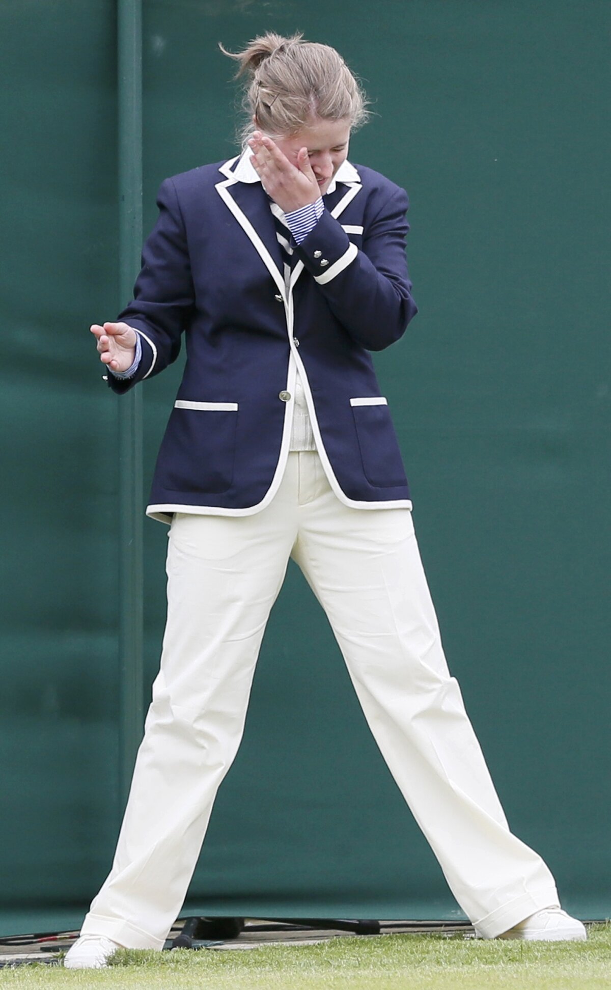 FOTO Gestul zilei la Wimbledon» Vezi de ce Tsonga a consolat un arbitru de linie