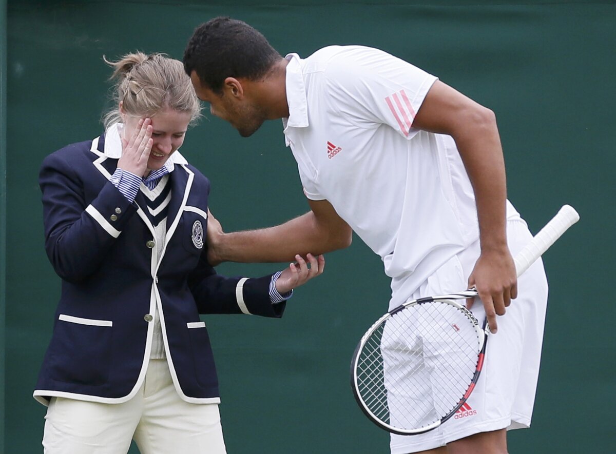 FOTO Gestul zilei la Wimbledon» Vezi de ce Tsonga a consolat un arbitru de linie