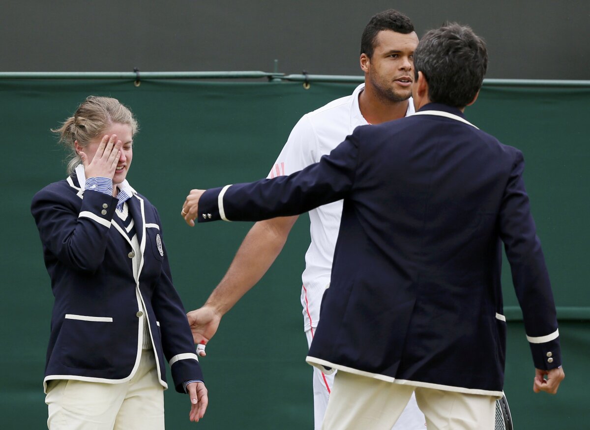 FOTO Gestul zilei la Wimbledon» Vezi de ce Tsonga a consolat un arbitru de linie