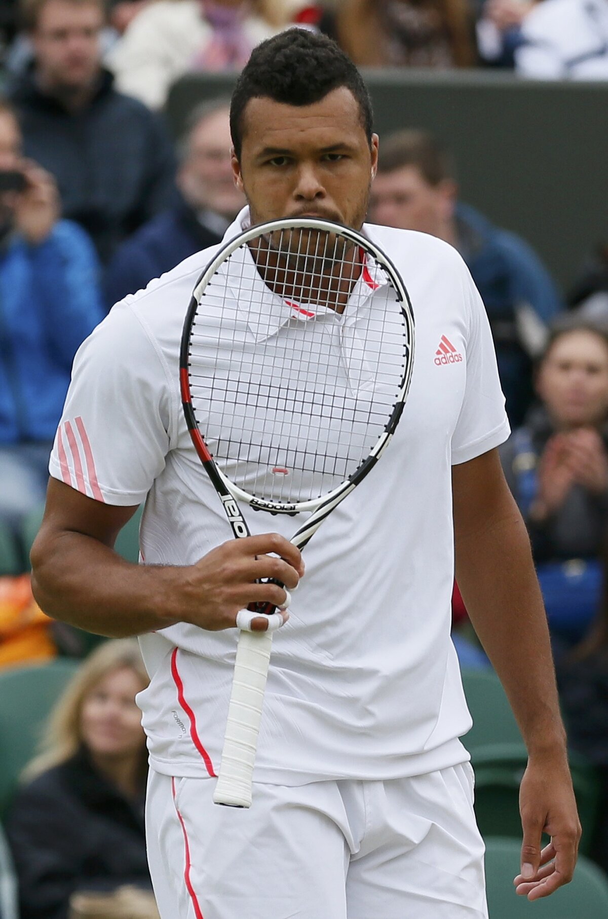 FOTO Gestul zilei la Wimbledon» Vezi de ce Tsonga a consolat un arbitru de linie