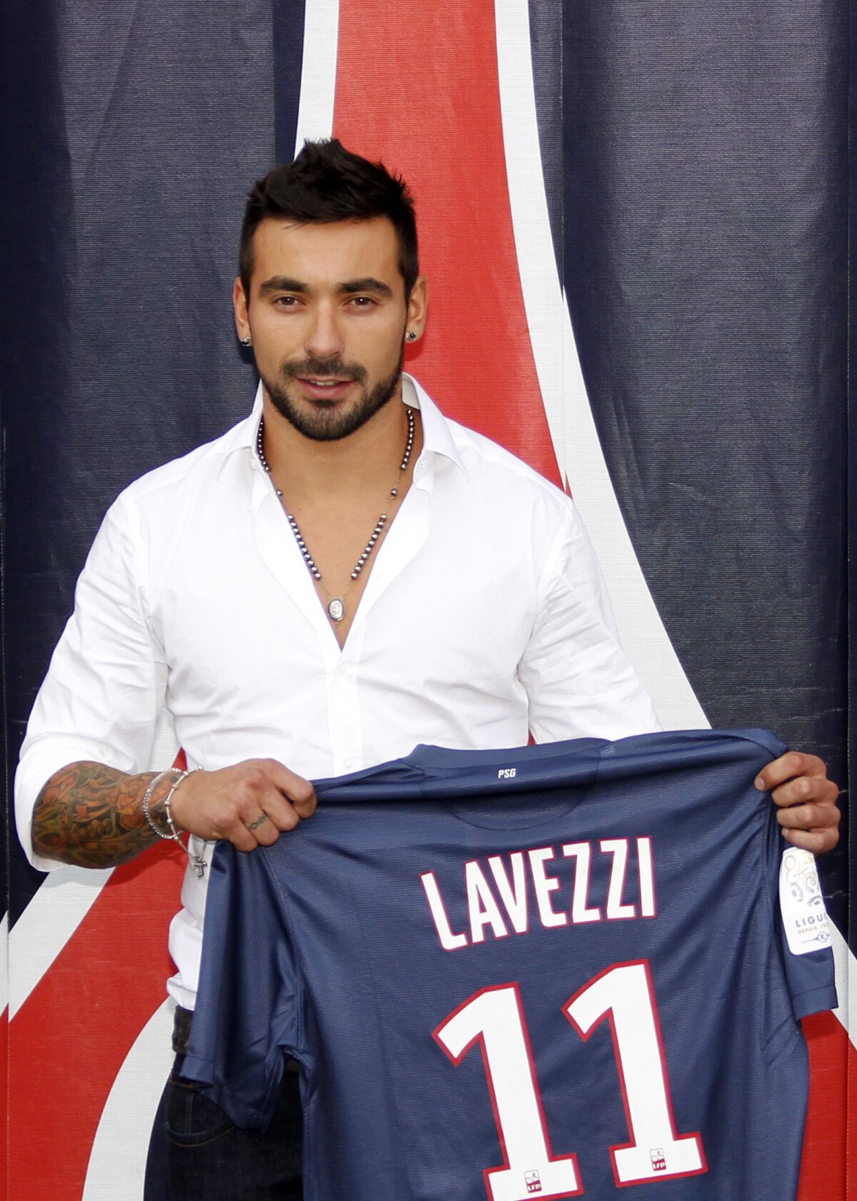 FOTO Lavezzi a semnat cu PSG: ”M-au atras proiectele de aici, care mă vor ajuta să progresez”