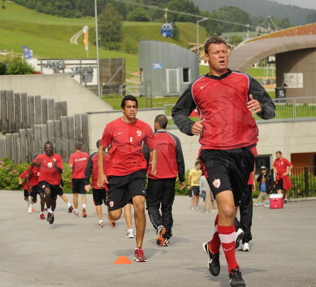 FOTO Pante pe asfalt » Cîinii nu bat pe nimeni în amicale şi sînt chinuiţi serios de Bonetti