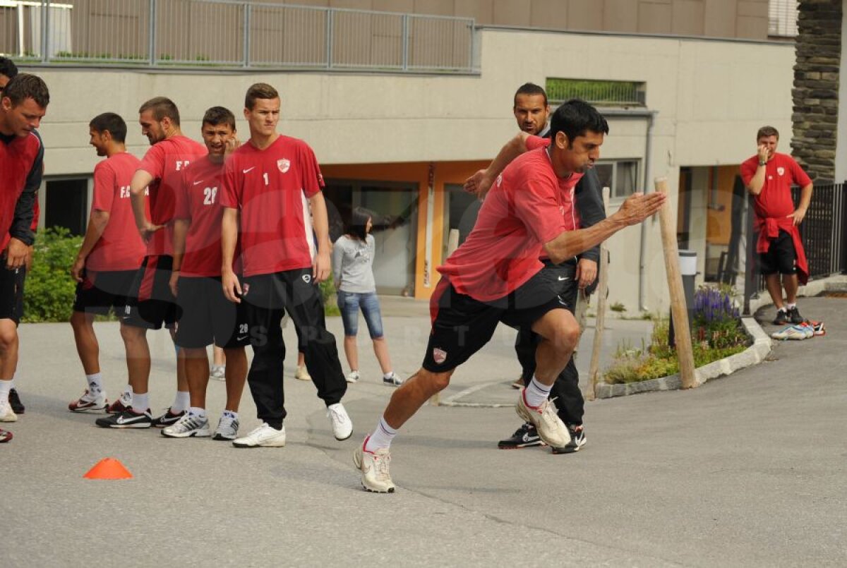 FOTO Pante pe asfalt » Cîinii nu bat pe nimeni în amicale şi sînt chinuiţi serios de Bonetti