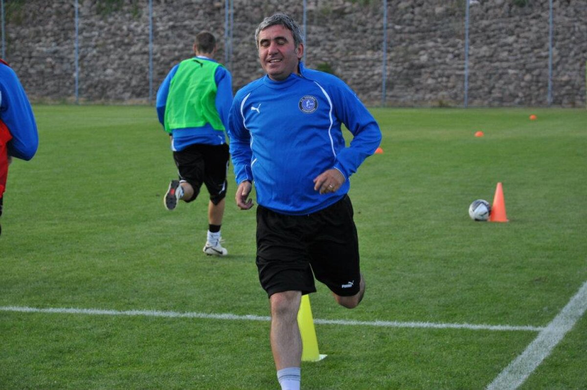 FOTO Revine "Regele" pe teren? :) Hagi face sprinturi alături de jucătorii Viitorului