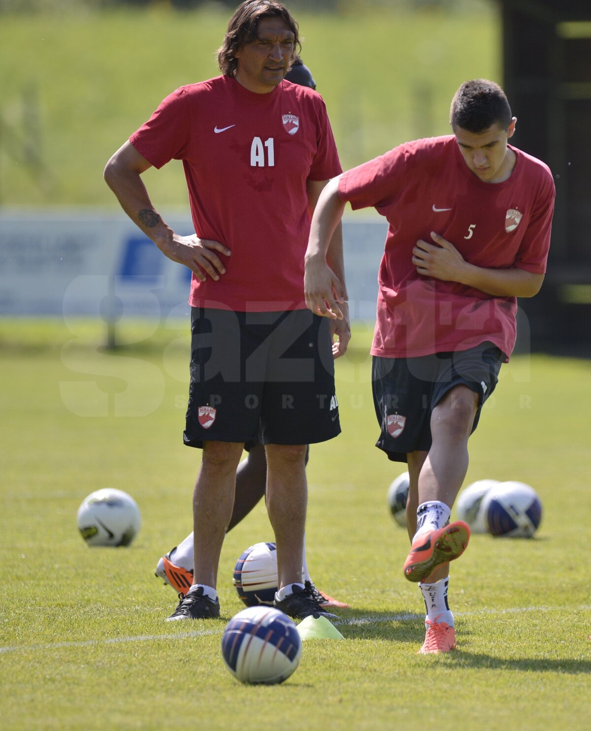 FOTO Bate loviturile libere ca Niculescu! Cine e noul Clau-gol al "cîinilor"?