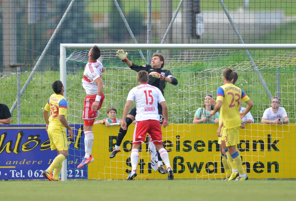 GALERIE FOTO » Steaua - Red Bull Salzburg 2-3. Prima înfrîngere din mandatul lui Reghecampf