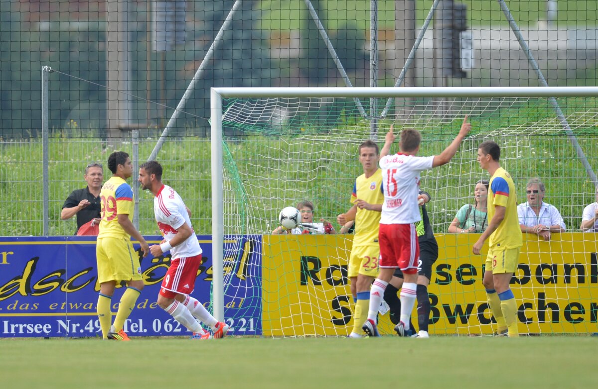 GALERIE FOTO » Steaua - Red Bull Salzburg 2-3. Prima înfrîngere din mandatul lui Reghecampf