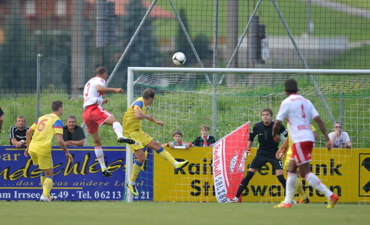 GALERIE FOTO » Steaua - Red Bull Salzburg 2-3. Prima înfrîngere din mandatul lui Reghecampf