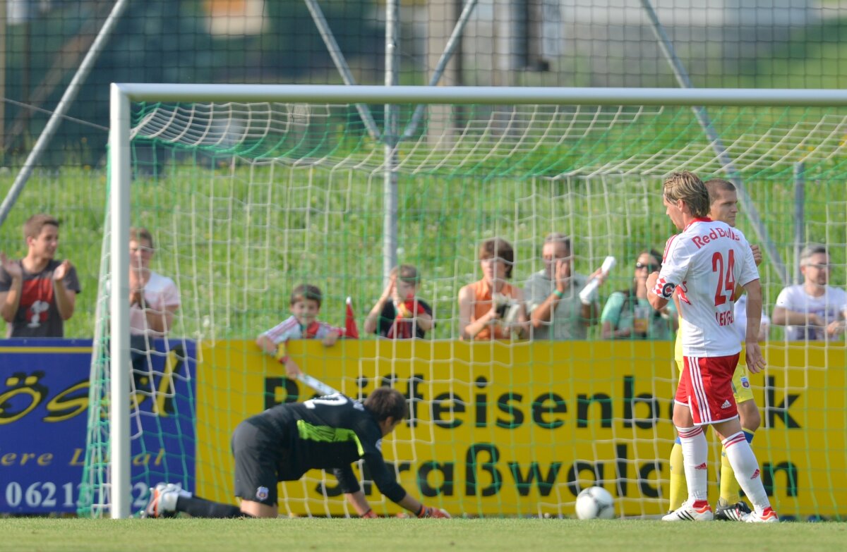GALERIE FOTO » Steaua - Red Bull Salzburg 2-3. Prima înfrîngere din mandatul lui Reghecampf