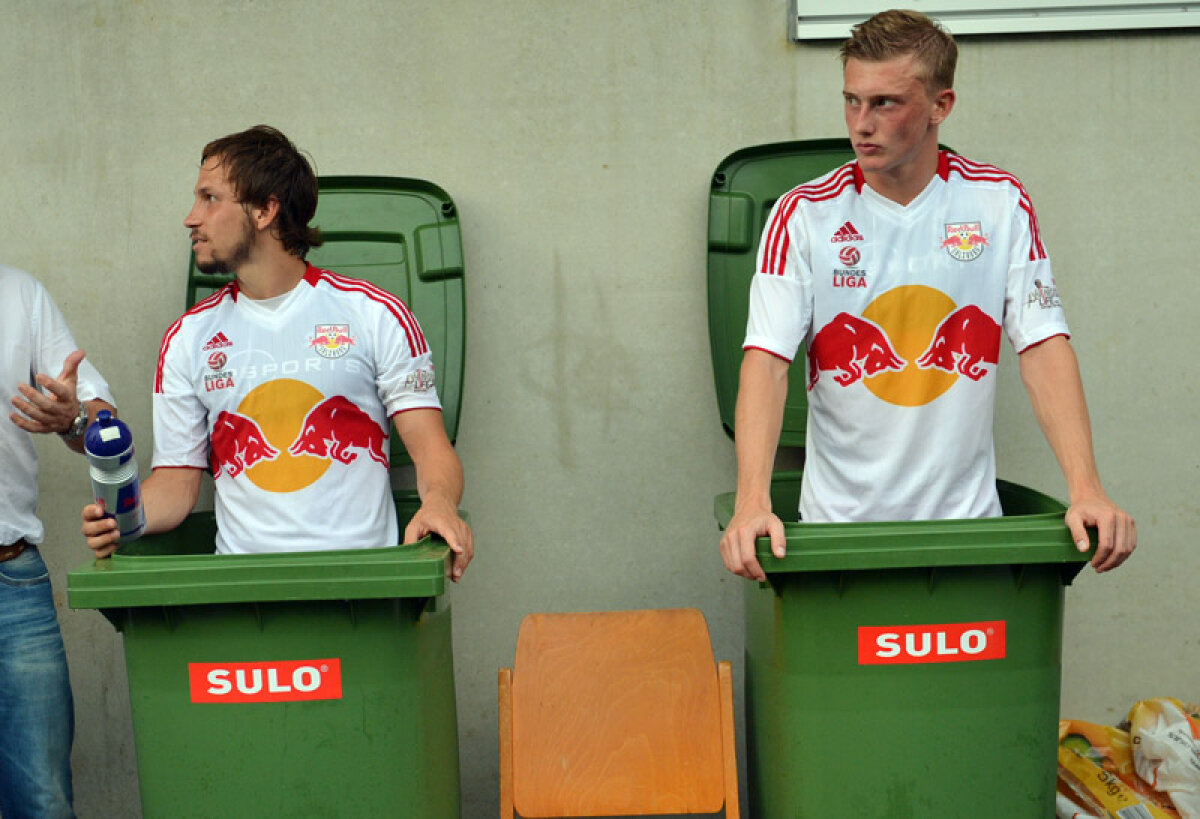 Austria Steaua! » Elevii lui Reghe au fost asaltaţi de români pentru autografe şi poze