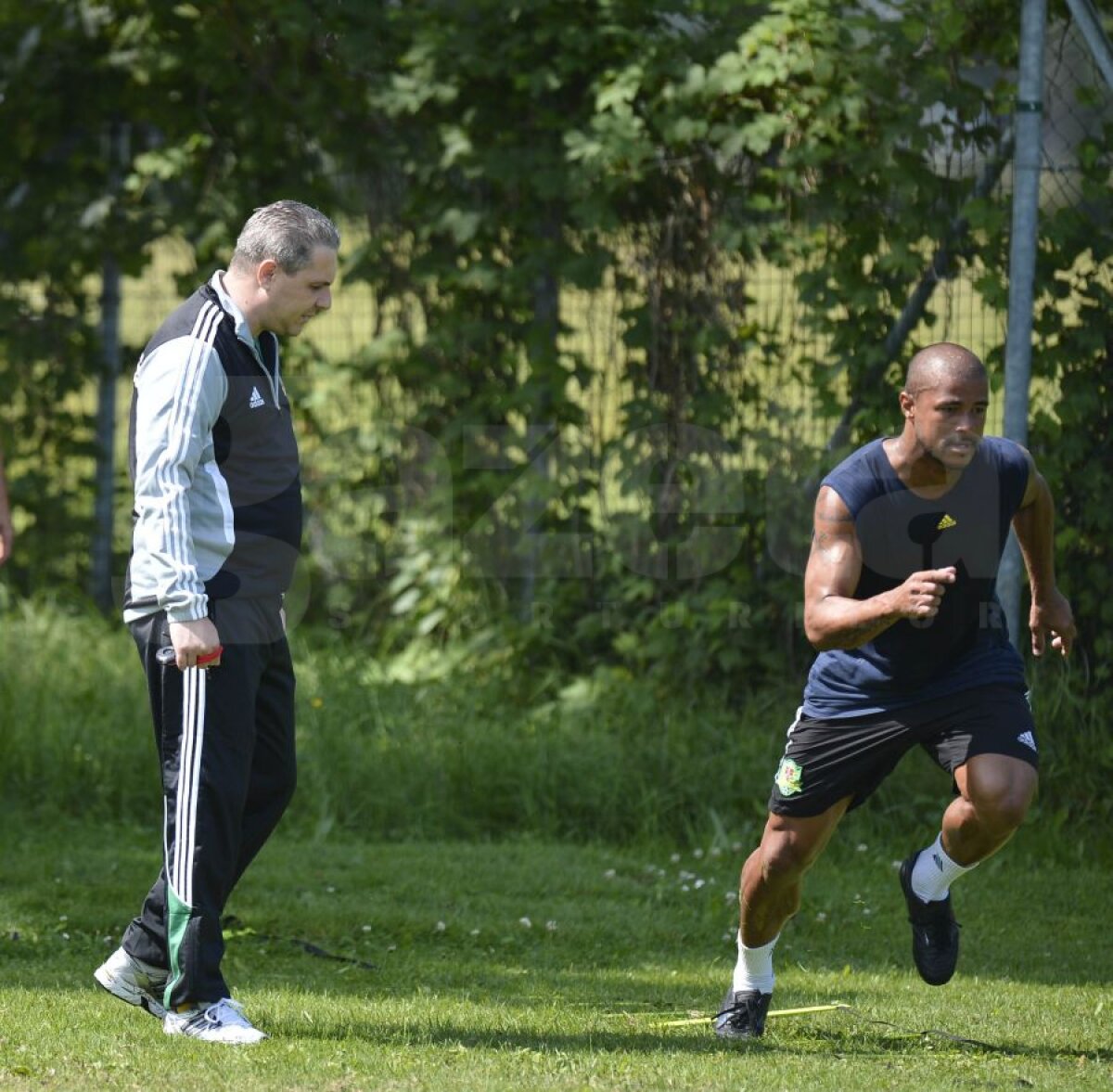 FOTO Cu Şumudică nu-i de glumă! A dat afară doi jucători importanţi din prima zi ca antrenor la FC Vaslui! Vezi ce spune Porumboiu