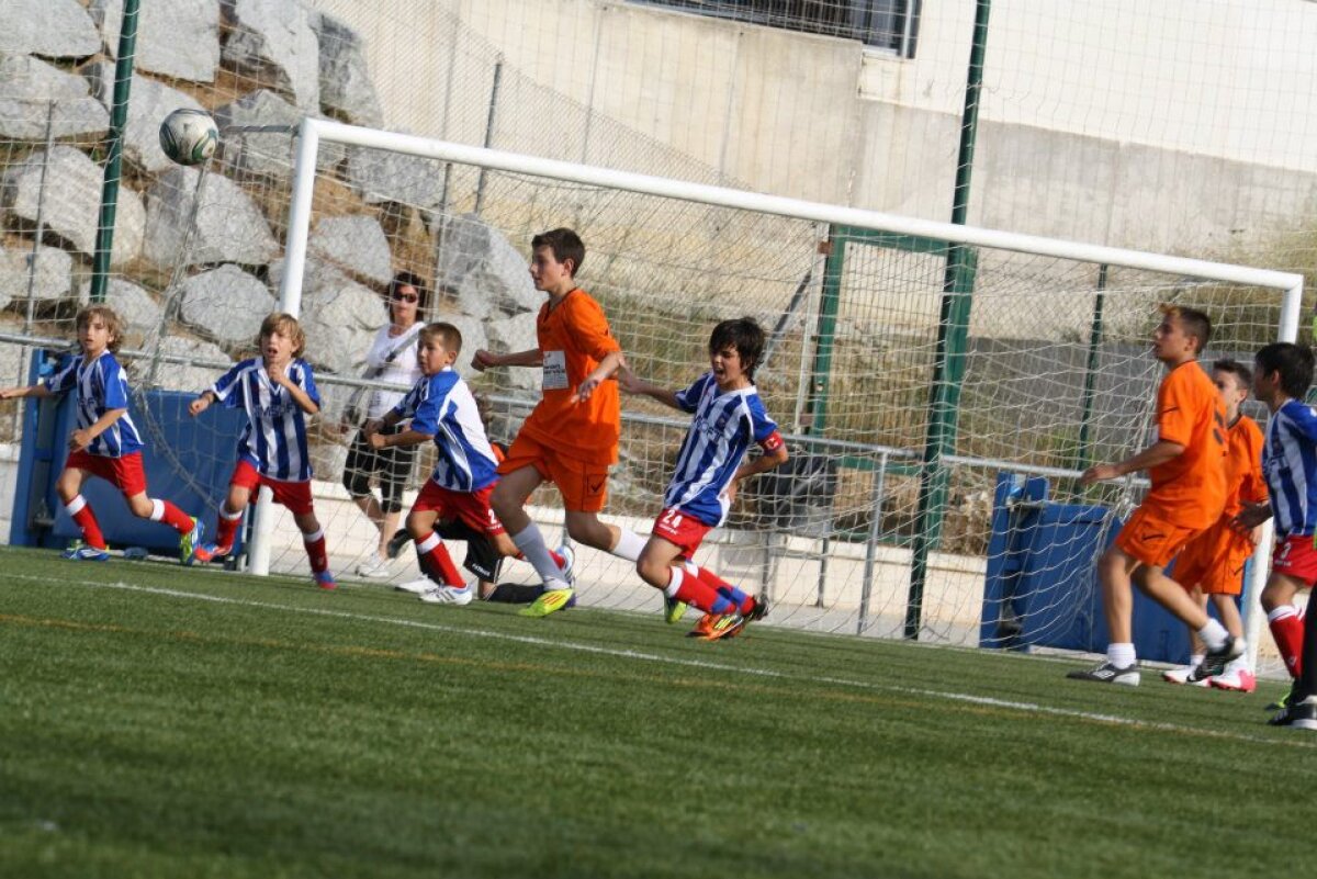 Micutii fotbalisti romani au cucerit Barcelona!