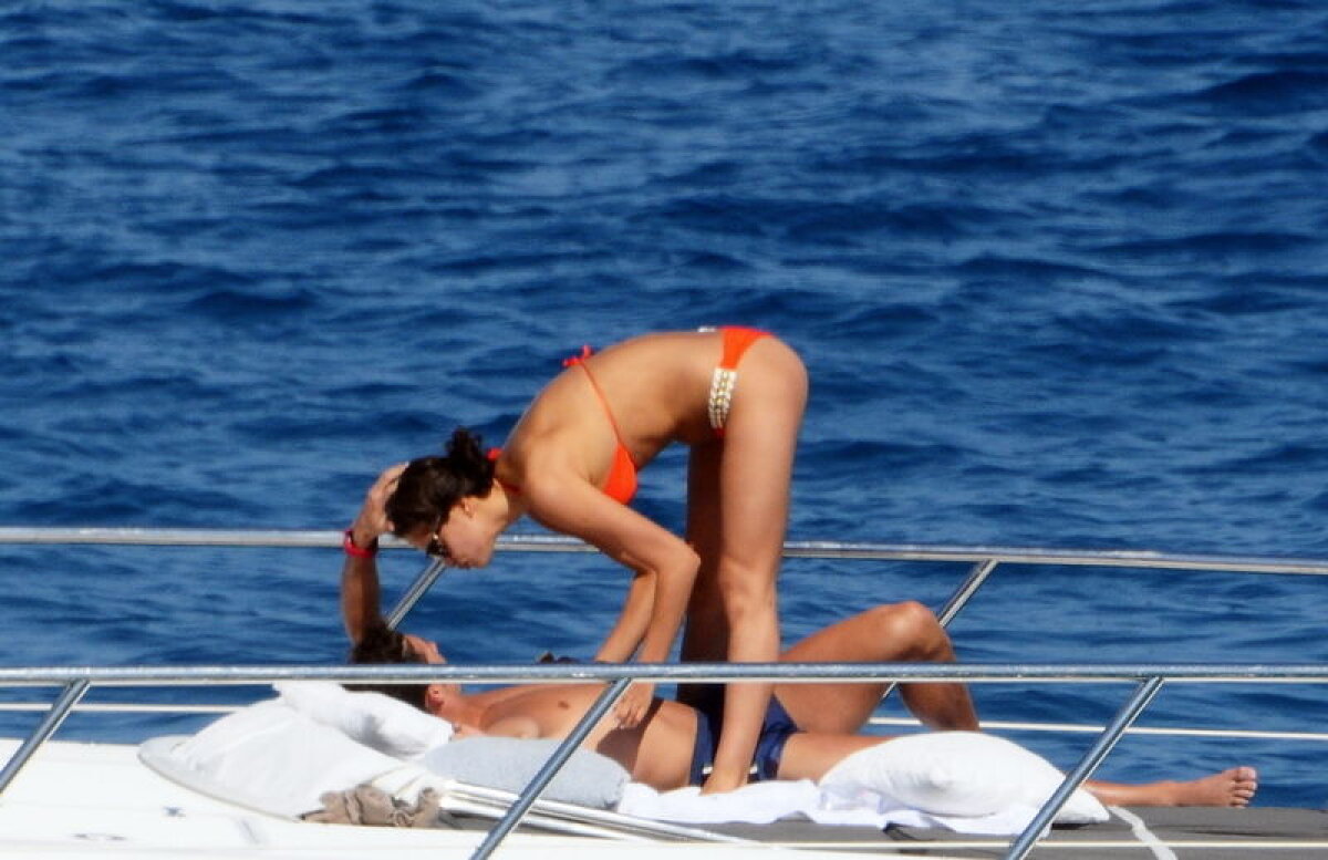 GALERIE FOTO » Cu aşa iubită să tot stai la plajă! Ronaldo a dus-o pe sexy-Irina la Saint Tropez